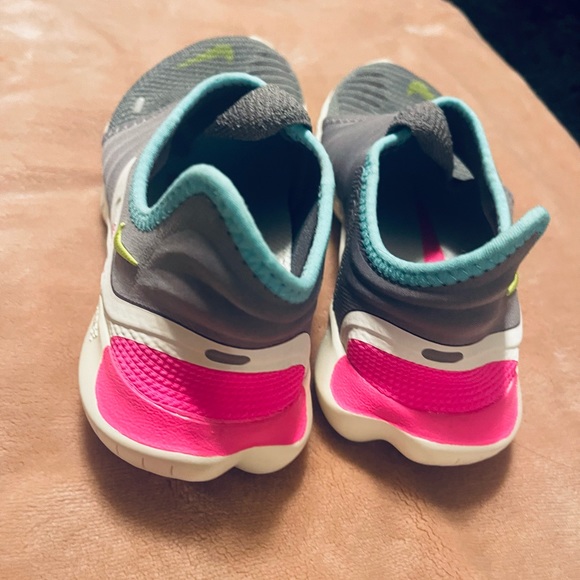 Nike running free rn flyknit girls size 3Y - Picture 4 of 6